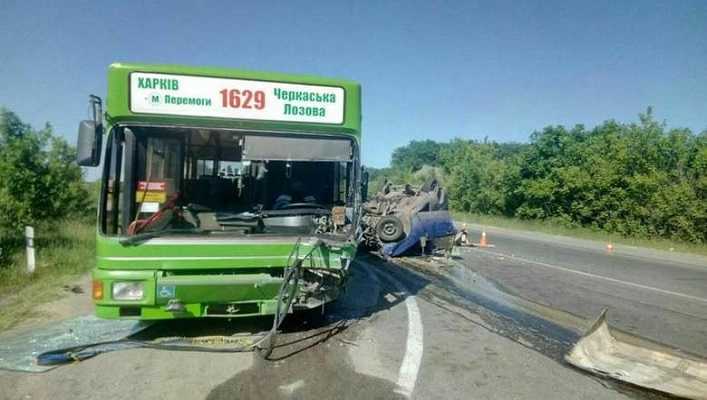 В Харьковской области автомобиль столкнулся с рейсовым автобусом