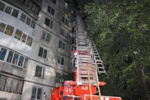 В Киеве горел 16-этажный дом, от огня люди прятались на балконе