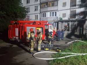 В Киеве горел 16-этажный дом, от огня люди прятались на балконе