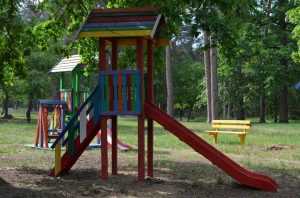 В Пуще-Водице установили детскую площадку и лесную мебель. Фото