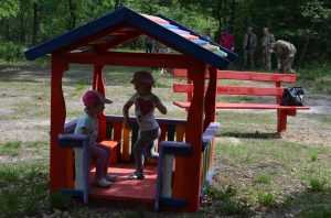 В Пуще-Водице установили детскую площадку и лесную мебель. Фото