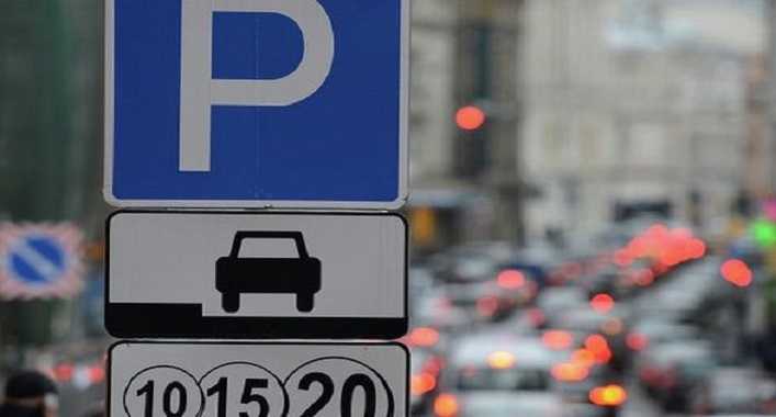 В Украине запретят стихийные автостоянки на тротуарах