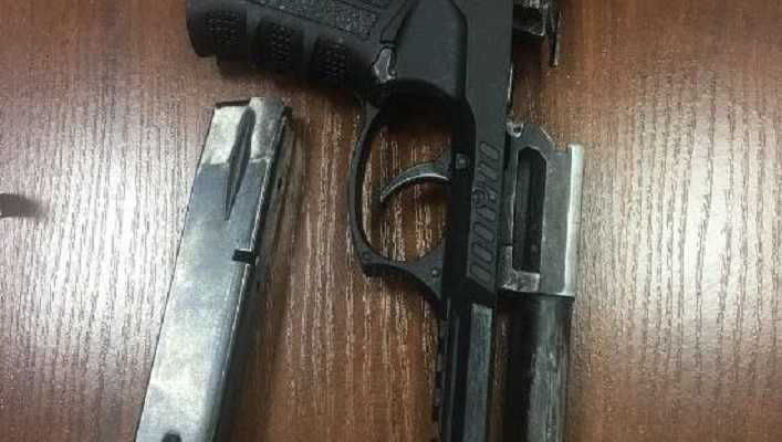 В столичній гімназії у кабінеті заступника директора знайшли боєприпаси та психотропні засоби
