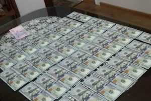 Запорожские чиновники пойманы на взятке в 100 тысяч грн