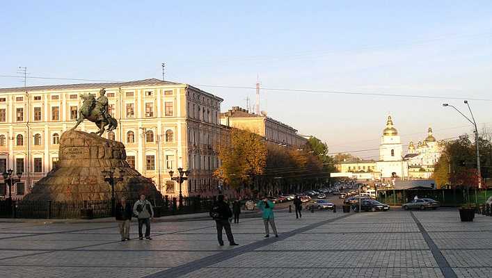 КГГА решила ограничить движение автотранспорта около Софийской площади