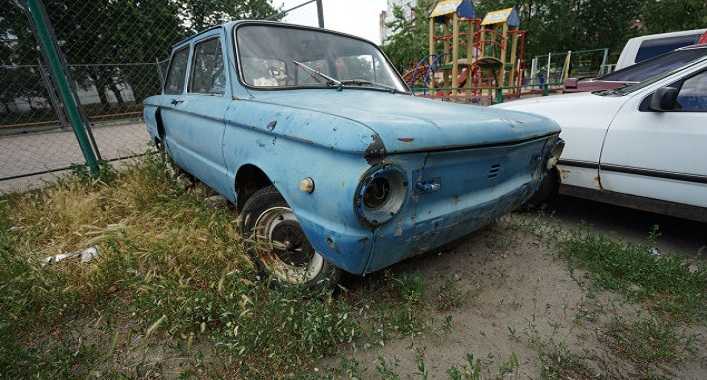 На Русановке около жилых домов более 5 лет стоят заброшенные автомобили
