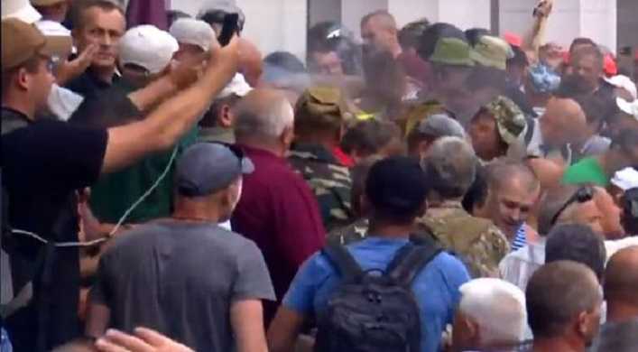 На улице Грушевского митингующие прорвали кордон полиции, был распылен слезоточивый газ
