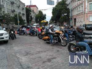 Несколько сотен байкеров проехались по центру Киева