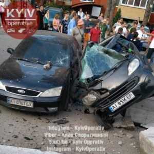 Под Киевом во время ДТП BMW разорвало пополам