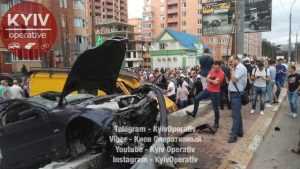 Под Киевом во время ДТП BMW разорвало пополам