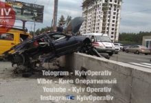 Под Киевом во время ДТП BMW разорвало пополам