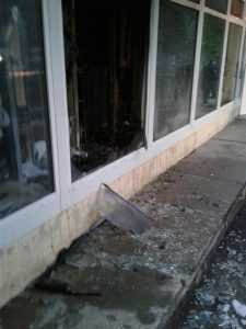Сегодня в Киеве взорвали отделение Ощадбанка. Фото, видео