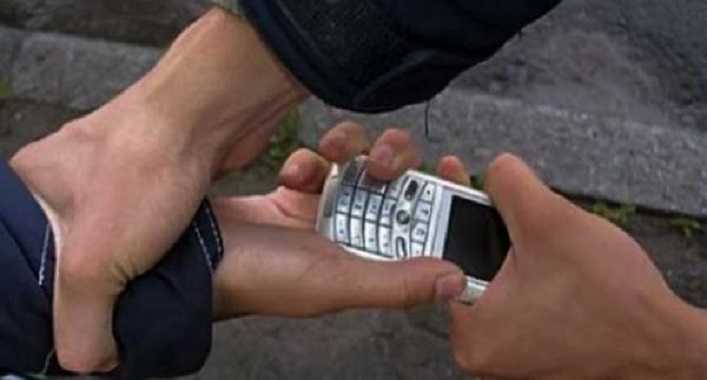 У Києві 42-річний зловмисник відбирав мобільні телефони у студентів