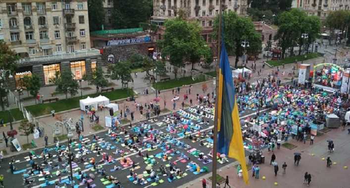 У Києві до Міжнародного дня йоги долучилося 732 людей