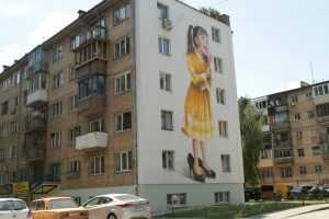 Улицу Туполева украсили позитивные муралалы и гигантские карандаши