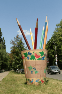 Улицу Туполева украсили позитивные муралалы и гигантские карандаши