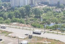 В Дарницком районе неизвестные сбросили в озеро песок и строительный мусор