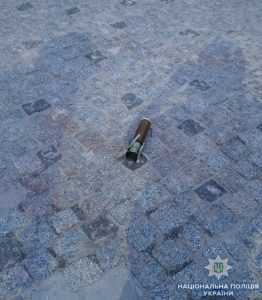 В Голосеевском районе неизвестный выстрелил из гранатомета в ритуальное бюро. Фото