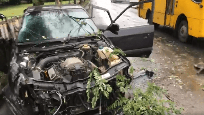В Киеве автомобиль на высокой скорости врезался в дерево