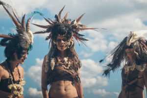 В Киеве на Позняках амазонки станцевали ритуальный танец с огнем