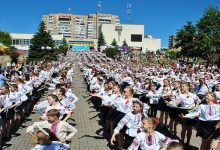 В Обухове 1012 детей в вышиванках станцевали под песню Тины Кароль