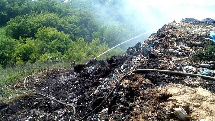 В Полтавской области на городской свалке уже четвертый день спасатели тушат пожар