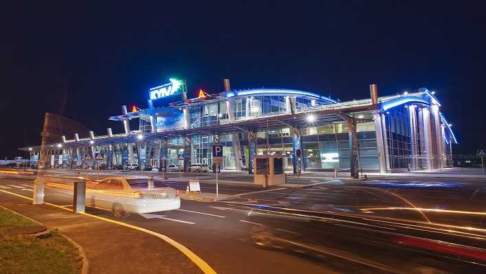 В аэропорту Киев 20 человек ожидают своего рейса со вчерашнего дня