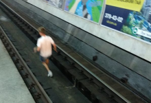 В киевском метро подростки перед поездом прыгнули на рельсы