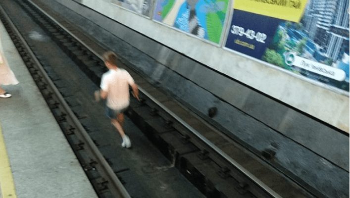 В киевском метро подростки перед поездом прыгнули на рельсы