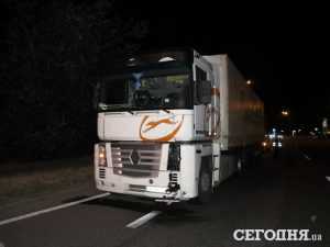 В полночь в Киеве под колесами грузовика погиб пешеход
