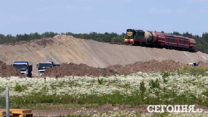 Возле аэропорта Борисполь строят платформу и сваи для путепровода. Фото