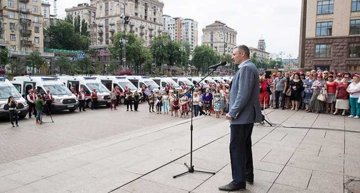 Виталий Кличко передал 25 новых санитарных автомобиля с современным медицинским оборудованием