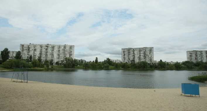 Жителям Киева временно не рекомендуют купаться на трех городских пляжах