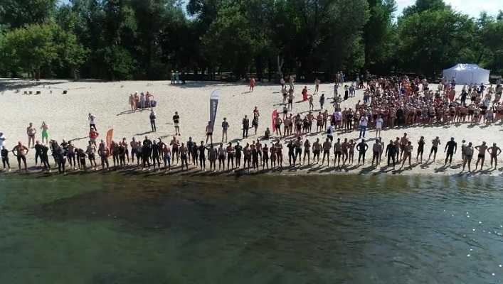 Близько 400 спортсменів та аматорів взяли участь в перепливі Дніпра. Відео
