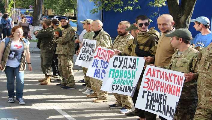 Под Киевским апелляционным судом бойцы АТО требуют не лишать их жилья
