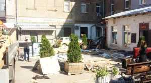 Сотрудники КП Киевблагоустройство демонтируют летнюю площадку в центре Киева 