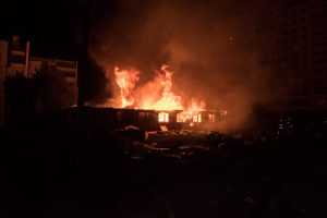 В Дарницком районе горели деревянные бытовки строителей. Фото