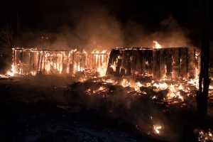 В Дарницком районе горели деревянные бытовки строителей. Фото