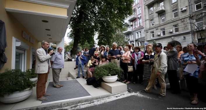 В центре Киева открыли мемориальную доску в честь поэта Мандельштама и его супруги