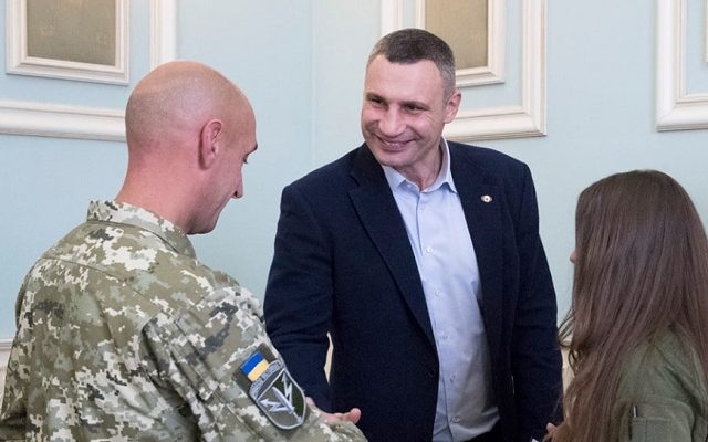 У відповідь на заяву “Зекоманди” Віталій Кличко став на захист ветеранів АТО та сімей загиблих Героїв Мер Києва Віталій Кличко підтримав ветеранв АТО ООС