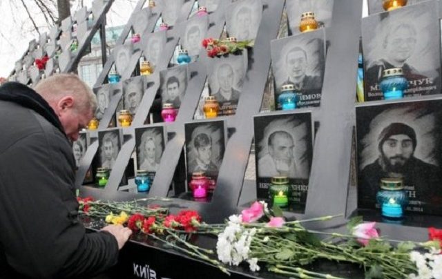Вшанування пам`яті Героїв України. Кияни збираються на Алеї Небесної Сотні День Героїв України