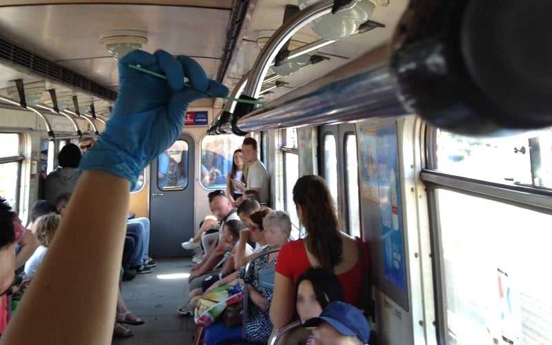 У метро Києва знайшли більш як 10 тис. вірусів і бактерій – дослідження вчених