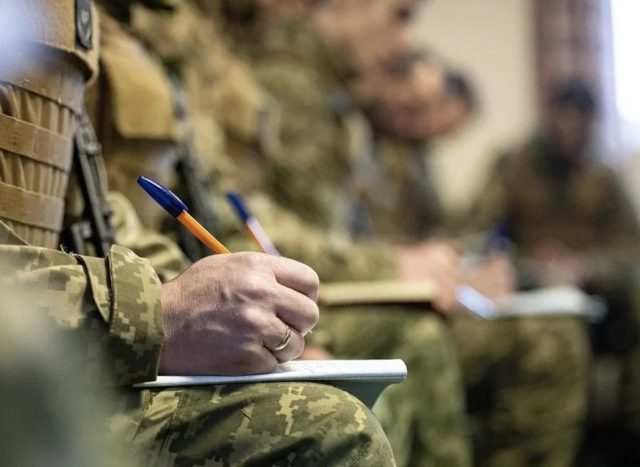 Чому чоловікам в Україні масово роздають повістки, розповів представник військкомату